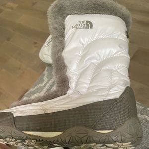 Women’s northface snow boots.
